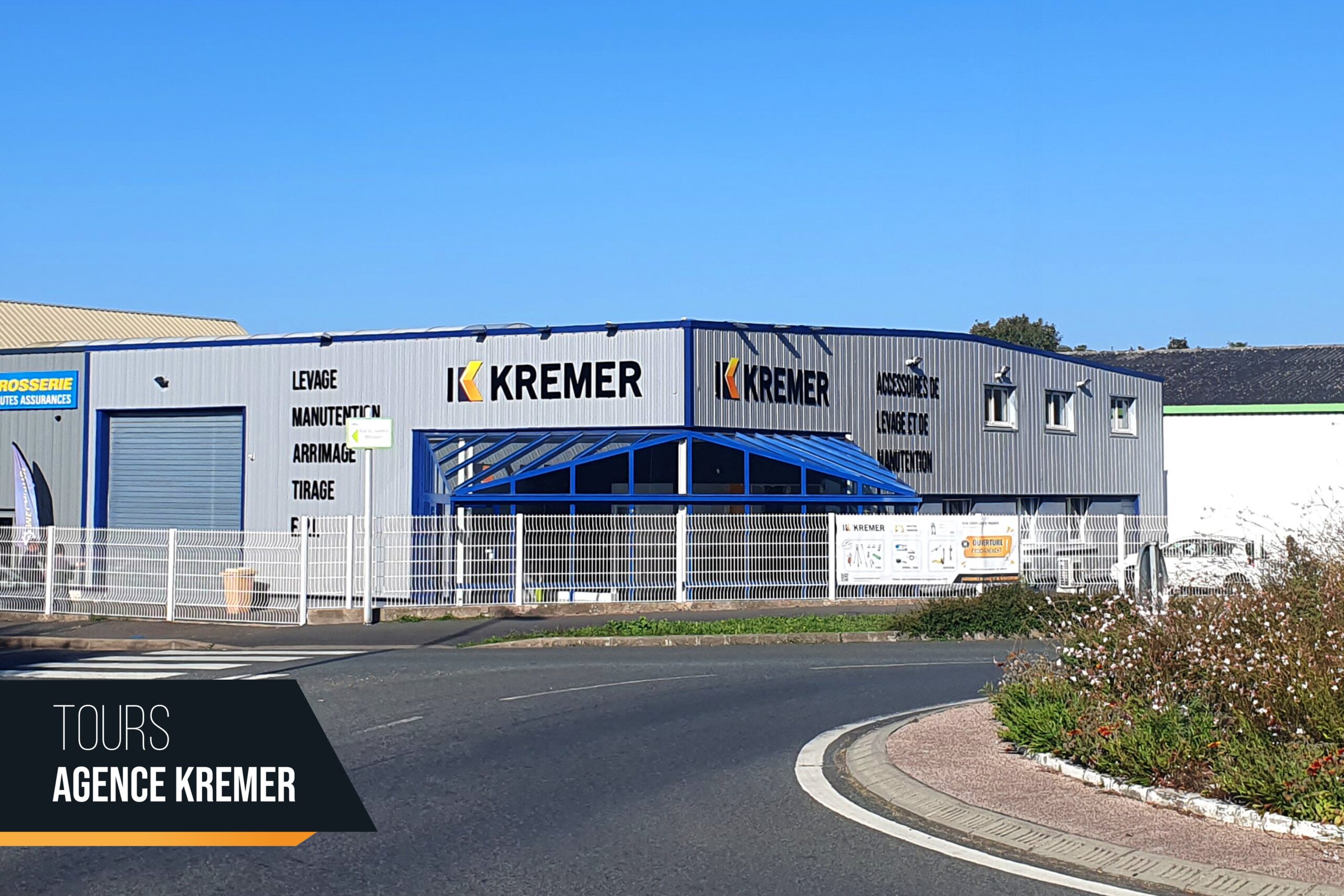 Notre enceinte Groupe KREMER de Tours, fraichement ouverte en 2023 avec vue de notre bâtiment vitré et ses enseignes représentant nos métiers.